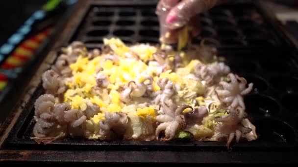 Нерозпізнаний Кухар Який Готує Смачні Восьминоги Нічному Ринку Чжубей Тайвань — стокове відео