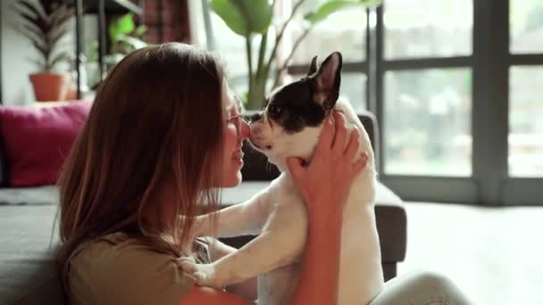 Glückliche Junge Frau Mit Hund Hause — Stockvideo