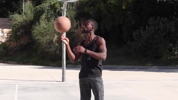 Αποφασισμένος Αφροαμερικανός Μπασκετμπολίστας Γυρίζοντας Και Ισορροπώντας Την Μπάλα Στο Δάχτυλο — Αρχείο Βίντεο