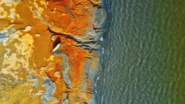 阳光普照的米纳斯德里奥廷托镇矿区五彩斑斓的河流和沙地令人叹为观止 — 图库视频影像