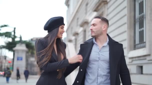 Szerető Boldog Pár Felsőruházatban Kéz Kézben Sétálva Csókolózva Simogatva Aszfaltozott — Stock videók