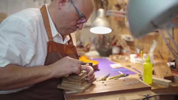 Side View Male Master Craftsman Using Professional Tool Building Musical — Stockvideo