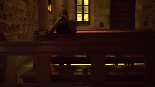 Nerozpoznatelný Mladý Muž Neformálních Šatech Sedící Dřevěné Lavičce Modlící Starém — Stock video