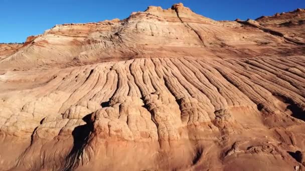 Impresionante Vista Drones Formaciones Rocosas Ásperas Suelo Arenoso Día Soleado — Vídeos de Stock