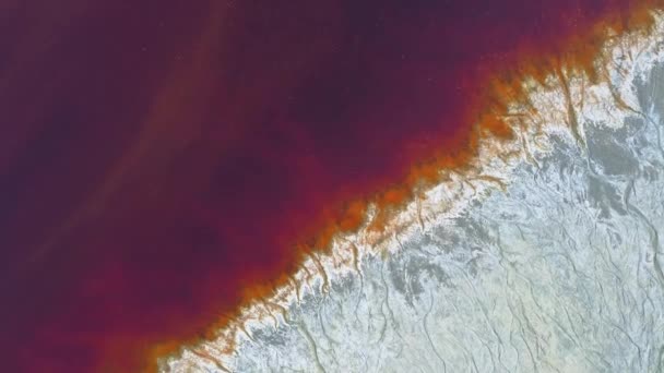 阳光普照的米纳斯德里奥廷托镇矿区五彩斑斓的河流和沙地令人叹为观止 — 图库视频影像