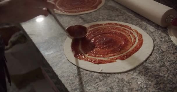 Чоловік Готує Піцу Кухні — стокове відео