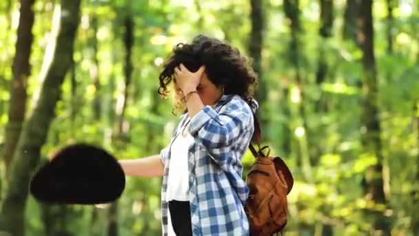 Widok Boku Stylowej Podróży Kobieta Plecakiem Stojącym Zielonym Lesie Zdejmując — Wideo stockowe