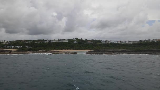 Вид Беспилотника Песчаный Пляж Playa Mar Chiquita Скалистой Бухте Омываемый — стоковое видео