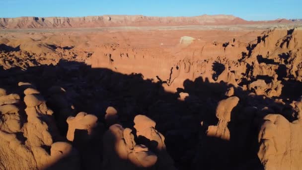 Malerischer Drohnenblick Auf Sandsteinhügel Trockenen Gelände Des Glen Canyon Sonnigen — Stockvideo