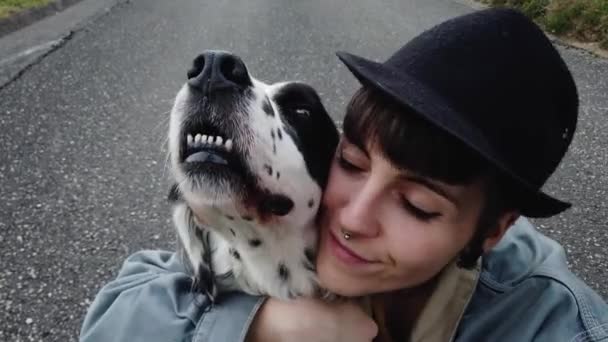 Позитивна Молода Леді Повсякденному Одязі Чорний Капелюх Відпочиває Землі Собакою — стокове відео