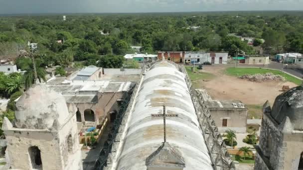Drone Vista Espectaculares Paisajes Ciudad Con Iglesia Histórica Con Fachada — Vídeo de stock
