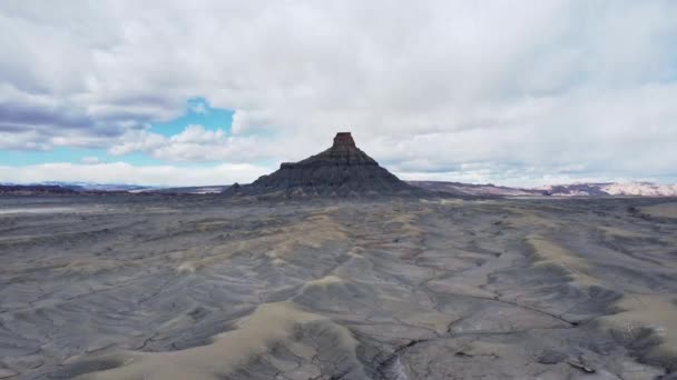 位于犹他州多云蓝天下的砂岩地形中的布特工厂山顶令人惊叹的无人驾驶图像 — 图库视频影像