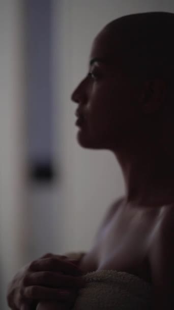 Kel Saçlı Havluyla Evde Duvara Yaslanmış Gözlerini Kaçıran Sakin Afro — Stok video