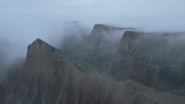 Vue Aérienne Panoramique Gauche Ralenti Crête Montagneuse Couverte Nuages Par — Video