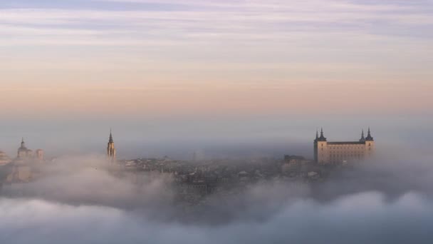 古代の町とカラフルな夜明けに霧の中で中世のアルカサル トレド宮殿の空中ビュー — ストック動画