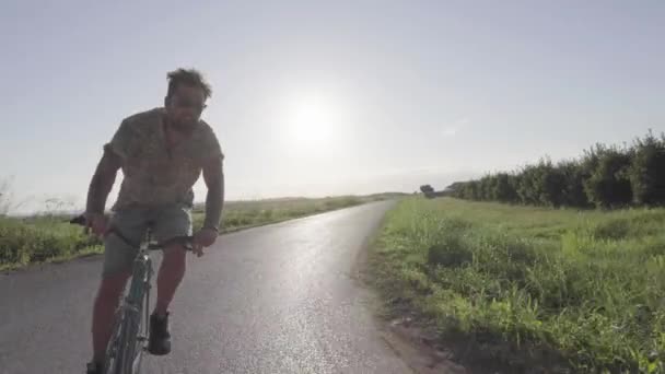 Человек Езда Велосипеде Сельской Дороге Сельской Местности Концепции — стоковое видео