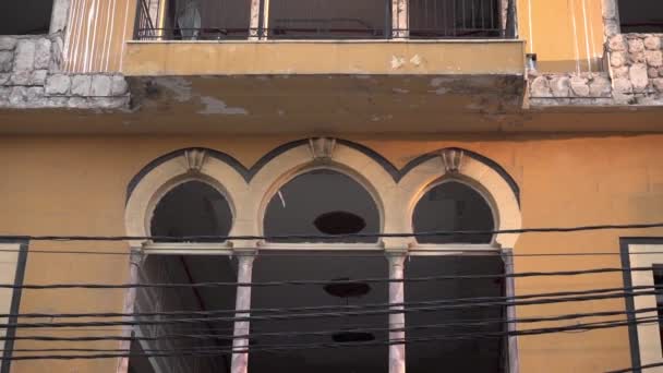 Niedriger Winkel Des Außenfragments Eines Schäbigen Mehrstöckigen Wohnhauses Mit Fenstern — Stockvideo