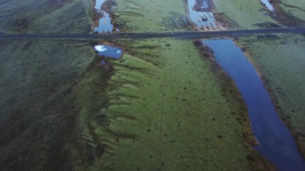 Ampliar Vista Drones Carretera Asfaltada Cruzando Valle Verde Con Estanques — Vídeo de stock