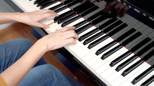 Frau Spielt Hause Klavier — Stockvideo