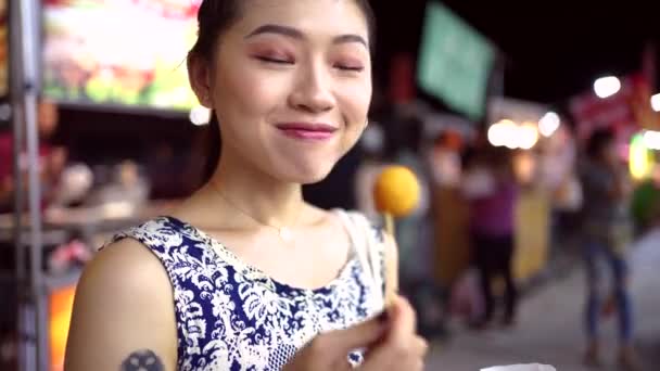 Nadšení Etnické Ženy Stojící Zhubei Night Market Jíst Smažené Sladké — Stock video