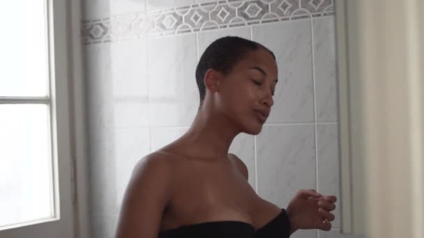 Zijaanzicht Van Gerichte Afro Amerikaanse Vrouw Lingerie Staan Badkamer Met — Stockvideo