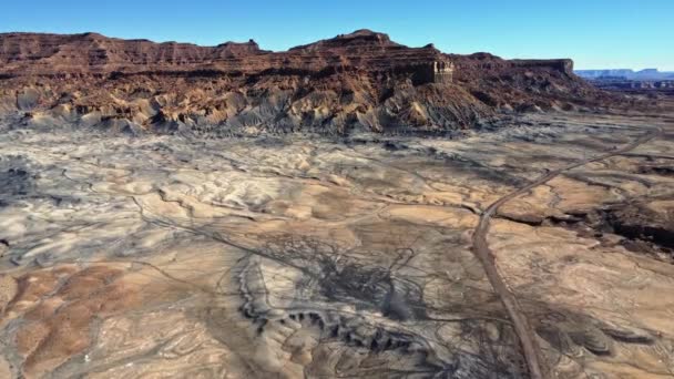 Impresionante Vista Drones Terreno Árido Áspero Cerca Cumbre Factory Butte — Vídeo de stock