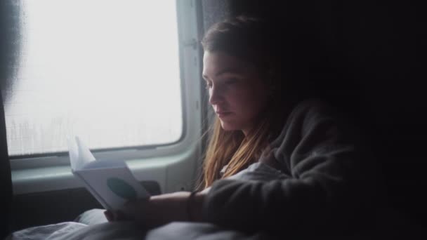 Feminino Sentado Veículo Escuro Livro Leitura Rood Durante Viagem Carro — Vídeo de Stock