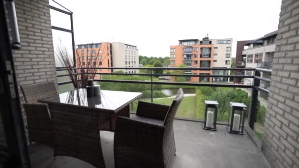 Krzesła Stół Umieszczone Balkonie Widokiem Miasto Budynków Mieszkalnych Drzew — Wideo stockowe