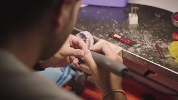 Крупним Планом Невизначений Чоловічий Технік Полірування Керамічного Зуба Машиною Лабораторії — стокове відео