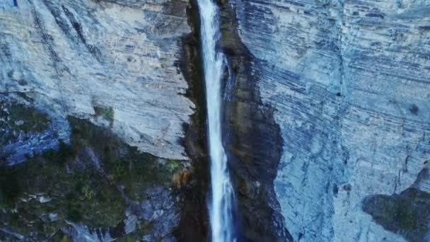 Живописный Вид Беспилотника Живописный Водопад Протекающий Через Массивную Скальную Скалу — стоковое видео