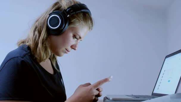 Joven Mujer Positiva Escuchando Música Con Auriculares Charlando Con Amigos — Vídeos de Stock