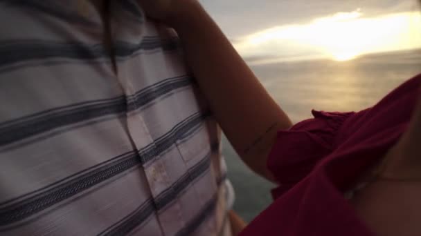Cropped Couple Romantique Étreinte Tout Tenant Sur Bord Falaise Rocheuse — Video
