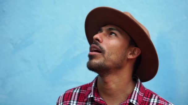 Froh Dass Der Hispanische Mann Kariertem Hemd Und Hut Lächelt — Stockvideo