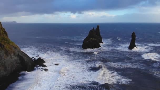 Malerischer Drohnenblick Auf Schäumende Meereswellen Die Stürmischen Tagen Island Zeitlupe — Stockvideo