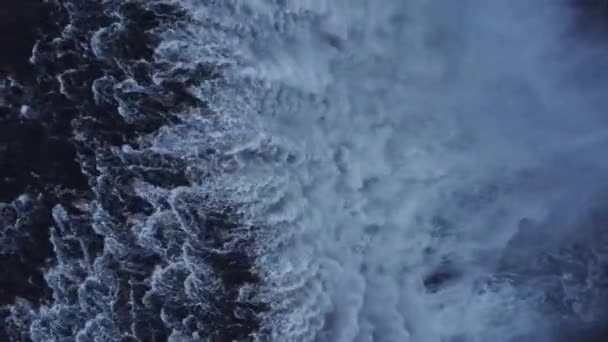 Zoom Sur Drone Vue Cascade Propre Tombant Falaise Enneigée Par — Video
