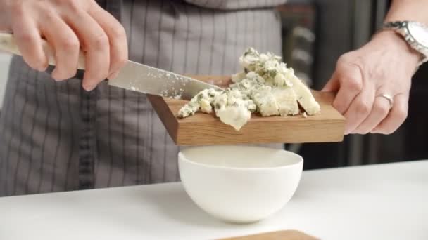 Nierozpoznawalny Kucharz Nożem Usuwającym Krojony Ser Niebieski Deski Ceramicznej Miski — Wideo stockowe