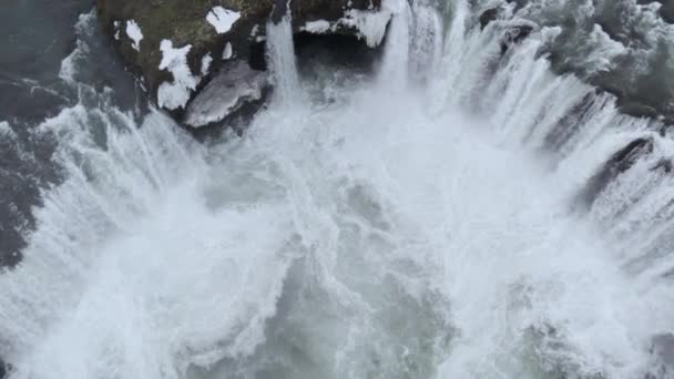 Захватывающий Вид Воздуха Мощный Водопад Протекающий Через Скалистую Снежную Скалу — стоковое видео