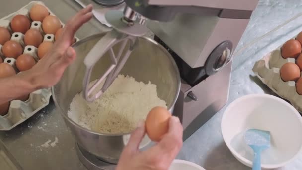 Van Bovenaf Van Oogst Onherkenbare Kok Breken Eieren Metalen Kom — Stockvideo