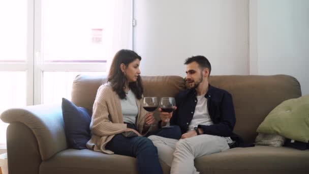 Pihenő Pár Vörösborral Szemüvegben Akik Kanapén Ülnek Nézik Egymást Miközben — Stock videók