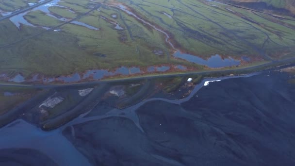 Zoom Drone View Graphic River Estuary Located Green Valley Wet — Αρχείο Βίντεο