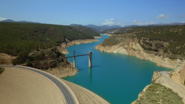 佛朗西斯科阿别良水库大坝与绿山绿水景观的无人机 — 图库视频影像