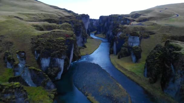 在阳光明媚的日子里 冰岛碧蓝峡谷绿松石小河的风景如画 — 图库视频影像