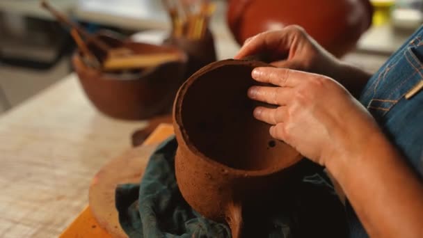 一个女人在陶罐上用粘土做的特写镜头 — 图库视频影像