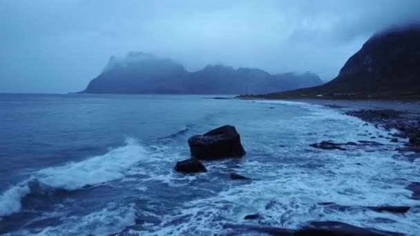 Zee Met Schuimende Golven Omgeven Door Hoge Rotsachtige Kliffen Gelegen — Stockvideo