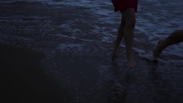 Çıplak Ayaklı Romantik Çiftin Gün Batımında Deniz Dalgalarıyla Kumlu Sahilde — Stok video