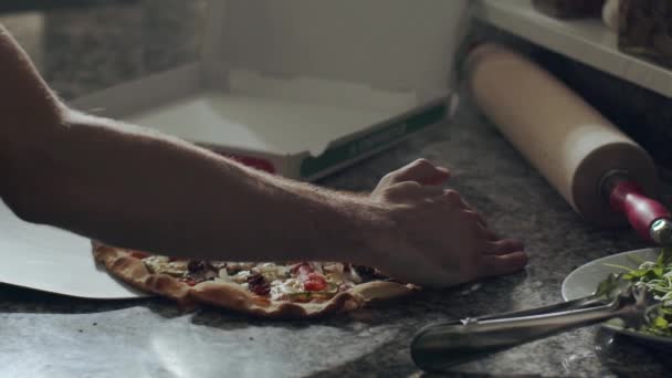 Oříznutý Nerozpoznatelný Samec Pizzaiolo Lopatou Dávat Čerstvě Upečené Lahodné Plátky — Stock video