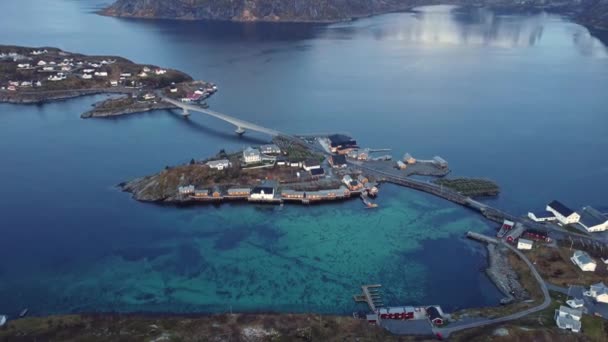 挪威罗浮敦群岛沿海小镇居民住宅的风景如画的空中景观 这些住宅的岩石雪山与夜空相映成趣 — 图库视频影像