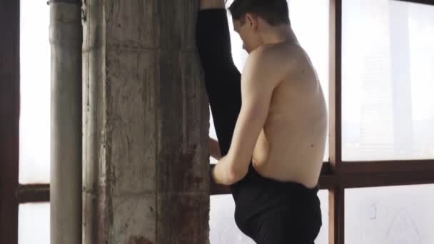 Siyah Taytlı Sivri Uçlu Ayakkabılı Genç Bir Jimnastikçi Odanın Penceresinin — Stok video