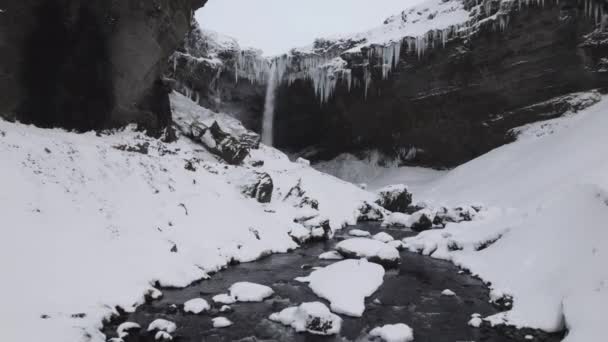 Malebná Scenérie Úžasného Vodopádu Protékajícího Drsným Skalnatým Útesem Pokrytým Sněhem — Stock video