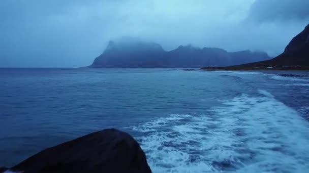 在挪威的大自然中 在灰蒙蒙的天空中 大海被高耸的岩石峭壁环绕着 充满了泡沫的波浪 — 图库视频影像
